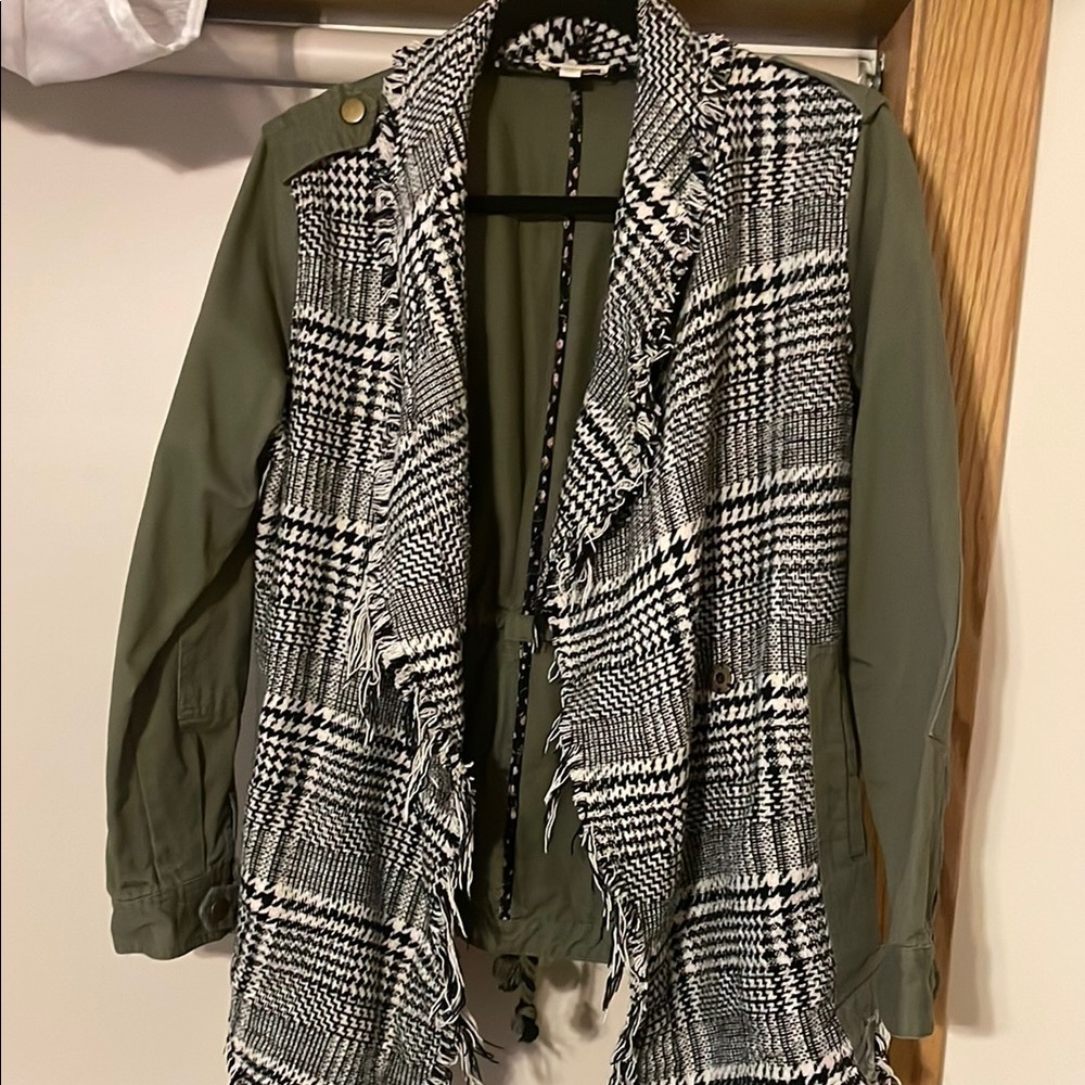 Stylish Green Jacket with Black and White Plaid pattern
